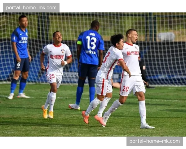 雨战中的坚持：梅州vs沧州一役，场地积水多次中断比赛